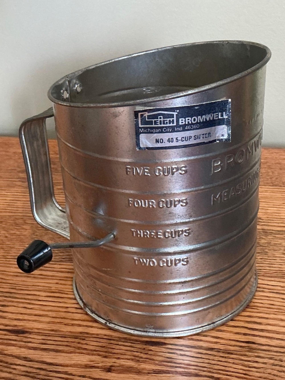 Vintage Bromwell 5 Cup Flour Sifter Measuring Kitchen Tool Metal USA - Picture 9 of 10